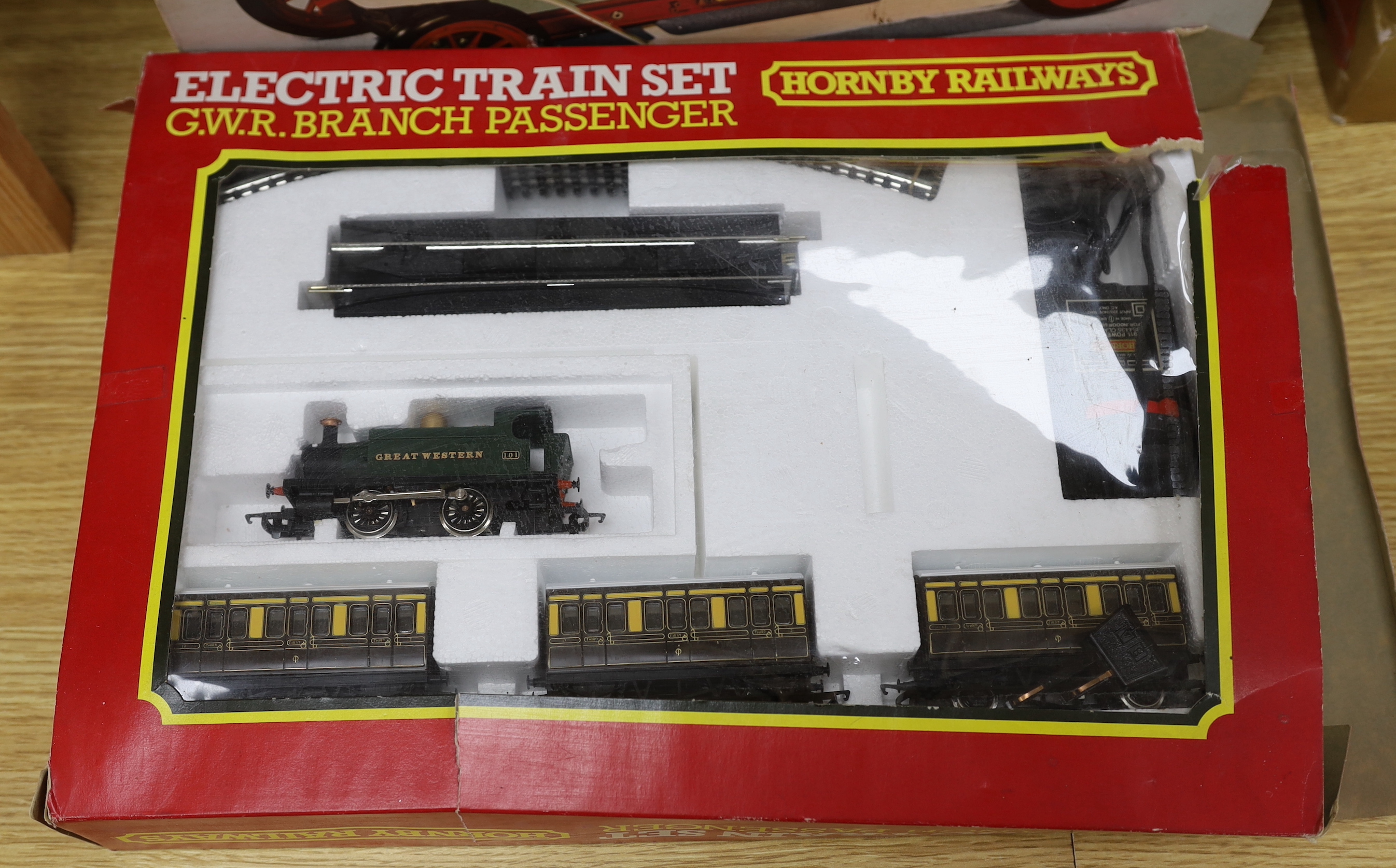 A Hornby Railways GWR passenger set, a Mamod steam roadster, a Mamod steam engine SP 2, all boxed, and a Mamod steam tractor (4)